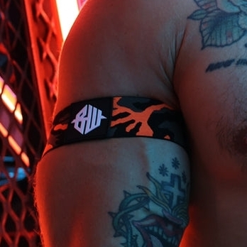 Brassards NEO CAMO Noir-Orange Neon
