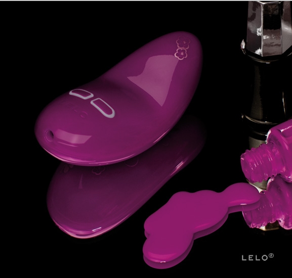 Eve teste le vibromasseur Nea de Lelo sur Zone Zéro Gêne